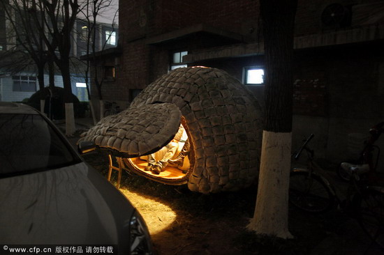 小屋的“蛋壳”上，被掏出一个椭圆形的小门，没有锁。图片来源：新京报 赵亢/CFP