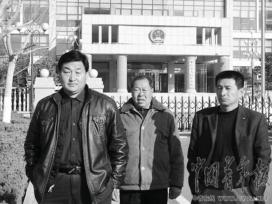 12月7日，张好学（左）等举报人到烟台市人民检察院反映问题。本报记者 刘万永摄