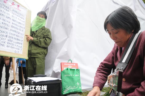 妈妈在唱《春天里》 来源：浙江在线