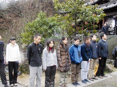 获救游客代表自发来到翡翠谷，含泪送别好民警张宁海。廖福安 王波/摄 资料图