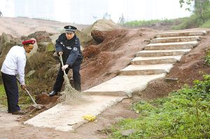 校警钟国银与校保队员正在为“警民路”打扫卫生 记者 杨帆 摄 校警钟国银与校保队员正在为“警民路”打扫卫生 记者 杨帆 摄