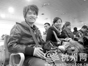 受访者：陈春霞、李贤高夫妻　　2007年起在浙江打工至今，月薪共3000元。　　礼物清单：一件羽绒衣、一条棉裤、一双19码皮鞋。