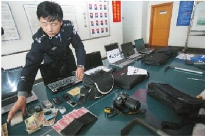 民警展示缴获的犯罪嫌疑人作案工具及赃物。记者 武席同 摄