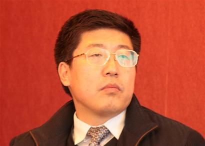 北师大教授董藩这条微博引发巨大争议，双方激烈辩论
