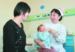 4月8日，王文珍（右）在眼科病房照料一位儿童患者。新华社记者 查春明 摄