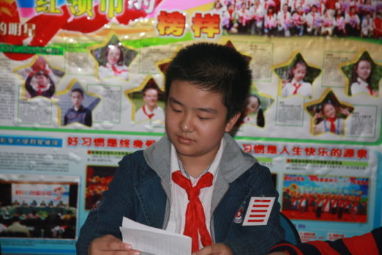 黄艺博当选中国少先队武汉市总队长后，在总队部阅读文件。