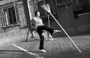 昨日，石佛营，网络走红的“扫帚质感涂料姐”张秀芳表演扫帚绝技。本报记者 薛� 摄