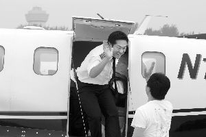 ��������8ʱ���ң��ɻ����׶���������󣬳�����ӻ���Ա������ף�������� ��