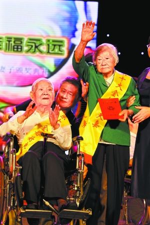 结婚66年的恩爱夫妻杨应彬和郑黎亚.记者王维宣 摄