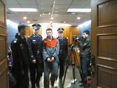 昨日，李洪海被带出法庭。本报记者 张媛 摄