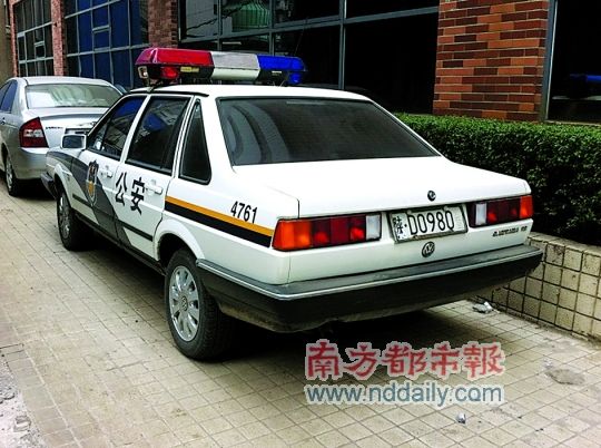    警车后端挂着“陕D0980警”的车牌。网络图片