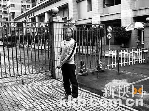 ■张坡被逮捕后，到事发汇侨新城小区指认犯罪现场。通讯员供图