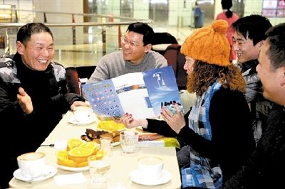 杨华民（左）与粉丝们相谈甚欢。