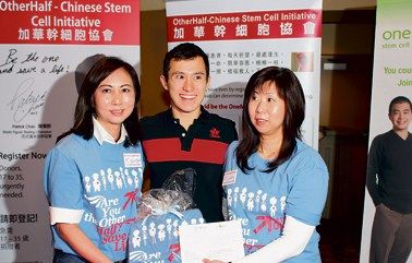 陈伟群完成登记后，获两位共同主席陈露玲（左）和李郑小华（右）颁发捐赠证书及纪念品。（加拿大《星岛日报》）