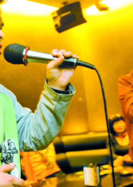 K歌时使用有线话筒要特别注意安全。 K歌时使用有线话筒要特别注意安全。