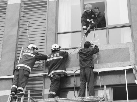高楼墙面花岗岩板松动 消防官兵紧急安全吊离