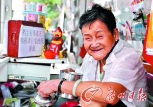 今年73岁的欧婆婆卖报十多年了。 今年73岁的欧婆婆卖报十多年了。