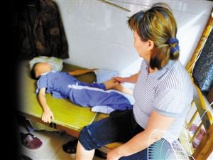 女子因家境贫寒无钱医治两名患血友病儿子|血