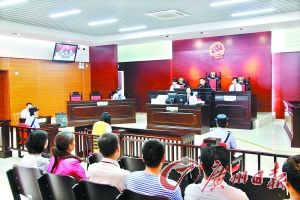 许某欢接受庭审。 许某欢接受庭审。