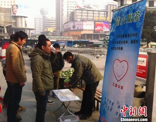 30�գ�����֣�ݣ�һλ�������°��̲�����С�ص��Ĳ�ˮ�� ������ ��