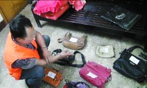 警方在王浩(化名)家中查获的部分受害人的包。 长寿区检察院供图