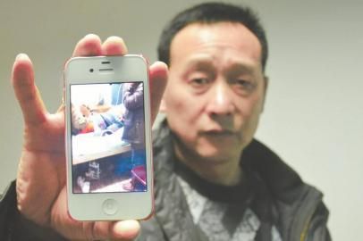 朱建华用手机拍下朱灵在ICU病房抢救的场景。