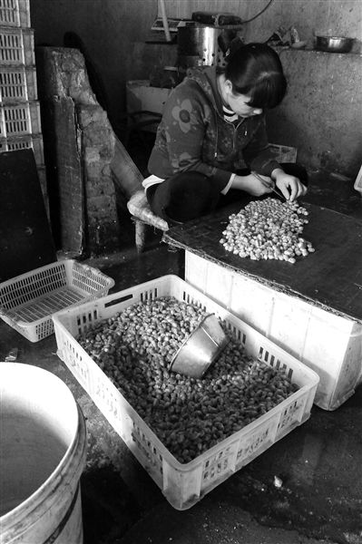 һ��Ů�����ڴ������ӡ�