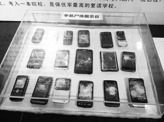 ͼΪ����ѧ¥�����ϵġ��ֻ�ʬ��չʾ̨��