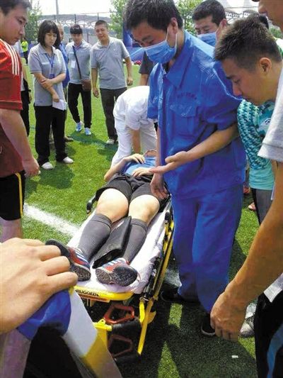 北京1名足球裁判疑因出牌遭球员钉鞋踩头(图)