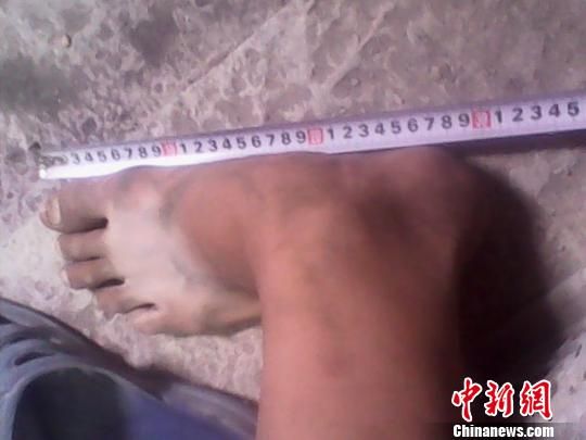 ��û�к��ʵ�Ь�ӣ�������������������ֻ��һ˫��Ь�ڹ����ϰࡣ