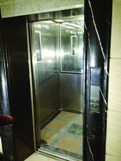 停在10层的电梯轿厢，门仍然开着。