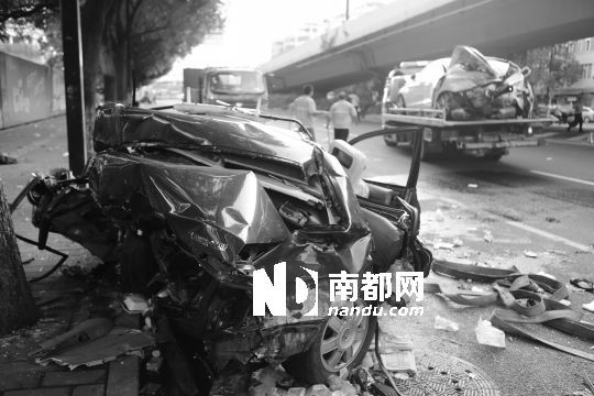 ��7ʱ��������ײ��������ٵĺ�ɫ���⳵��