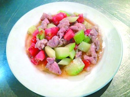 媒体曝重庆高校食堂四大奇菜:西瓜梨子炒肉|重