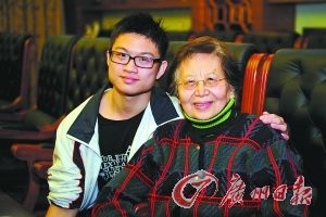 8旬女教授摔倒被男生扶起 写感恩歌曲寻人半月