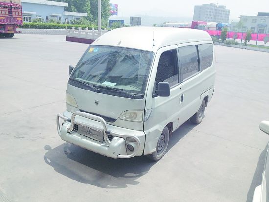 兄弟兩人所駕駛的面包車 兄弟兩人所駕駛的面包車