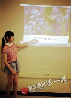 小胡在美国给当地孩子讲课。