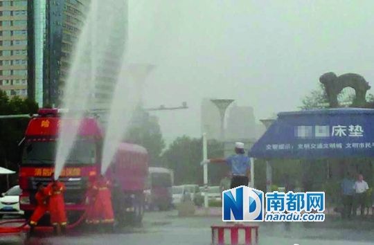 昨日，哈尔滨交警“冒雨执勤”的照片走红，一旁的消防车引发网友质疑。图片来源：@哈尔滨_言午