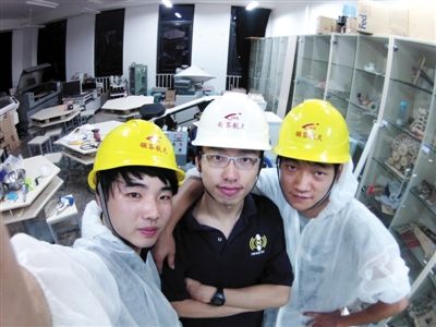 　胡振宇（左）、清华大学博士严丞翊（中）、有六年机械工作经验的吴晓飞（右），创立了国内首家提供探空火箭发射服务的私人企业。受访者供图