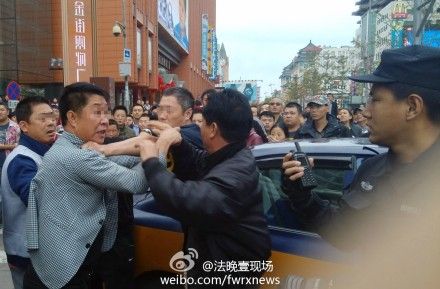 北京王府井6名醉酒男女因打的闹事并阻民警执