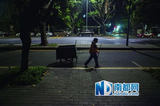 环卫工调查:日均工作超8小时拿最低标准工资|环