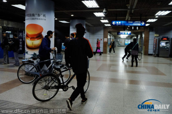 2014年10月29日，北京，老外欲将自行车带入地铁被阻拦后，愤愤冲向出站口。
