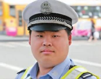 穿着警服的刘甲君 本人供图 