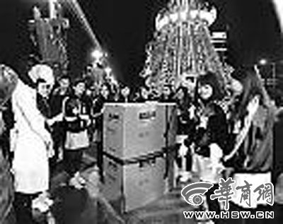 女友签收时,男子蹲在箱子内 女友签收时,男子蹲在箱子内