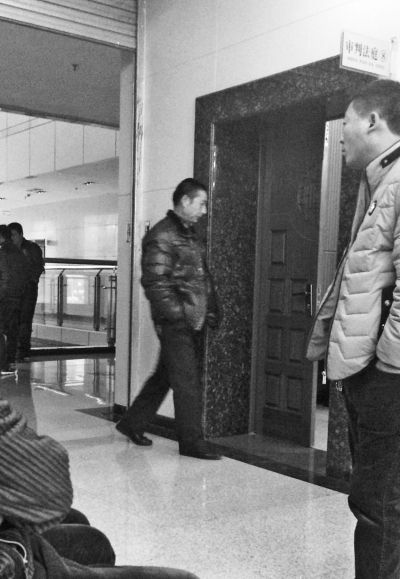 琳琳的父亲表情凝重地走进审判庭。 琳琳的父亲表情凝重地走进审判庭。