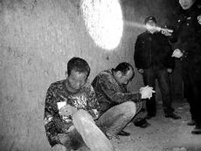 2013年11月28日晚10时许，在富平县杜村镇褚塬村一处废弃窑洞内，民警给被抓获的盗墓者提供了饮用水富平县公安局供图