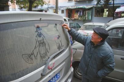 1月8日，成都师友路，退休教师肖相忠在布满灰尘的面包车后窗上作画。