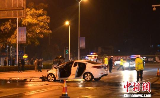 女司机醉驾撞车起火不知 被撞司机奋力相救|女