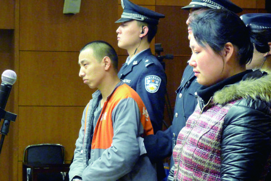 在淘宝网上卖盗版司考书，夫妻俩受审 摄/法制晚报记者王巍