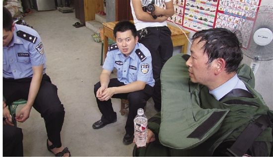 王厚鑫（右一）和同事讨论排爆细节