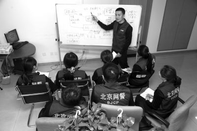 郑浩在布置作战方案。京华时报通讯员唐玉民摄 郑浩在布置作战方案。京华时报通讯员唐玉民摄